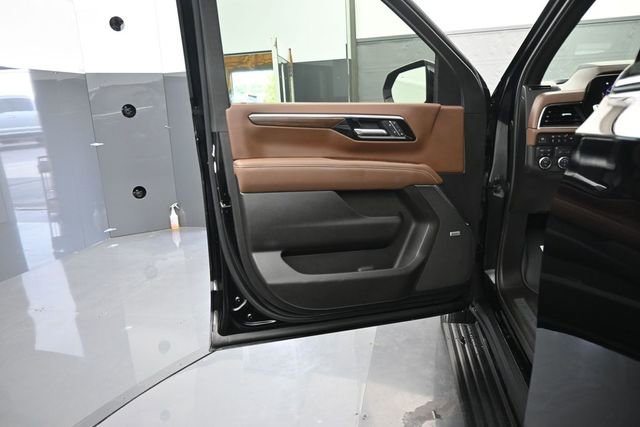 Used 2025 Chevrolet Tahoe High Country AWD/4WD image 12