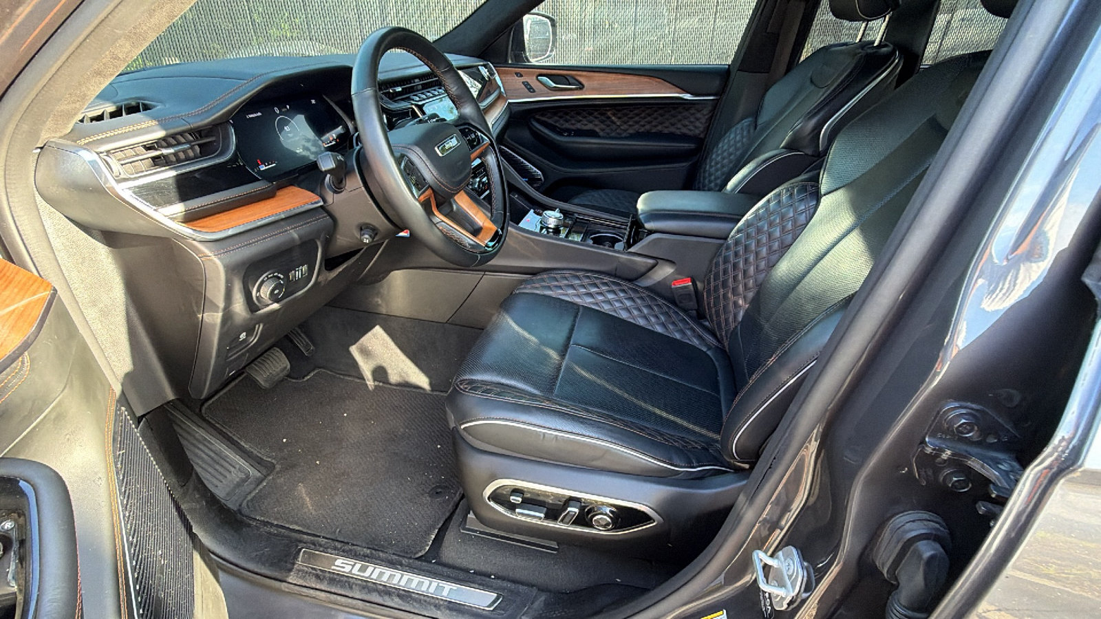 Used 2025 Jeep Grand Cherokee L Summit AWD/4WD image 16