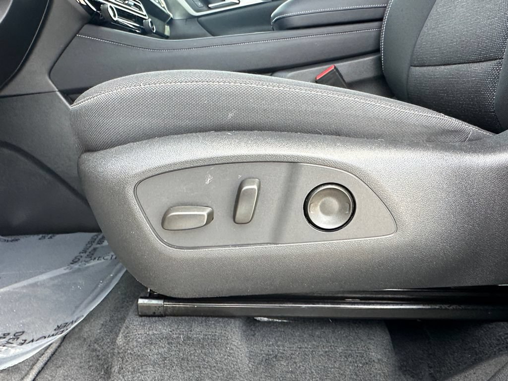 Used 2026 Chevrolet Traverse LT AWD/4WD image 16