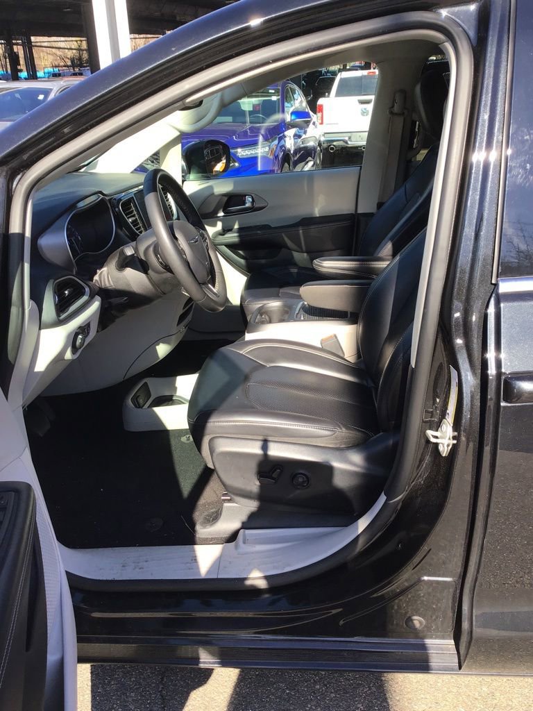 Used 2023 Chrysler Pacifica Touring-L image 8