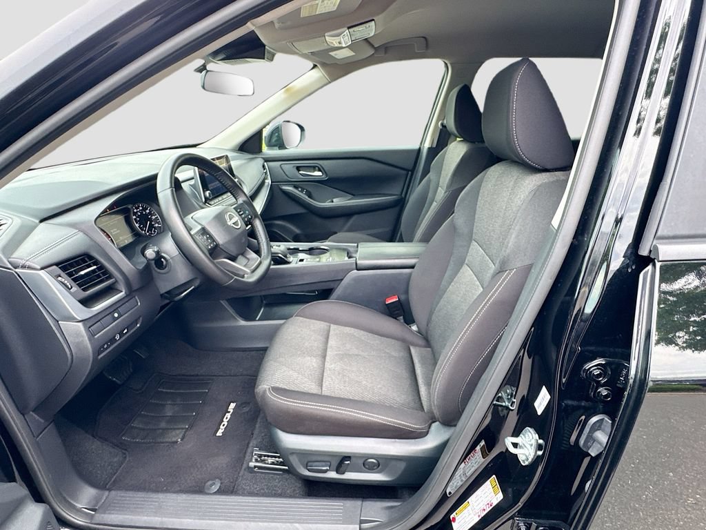 Certified 2025 Nissan Rogue SV FWD image 31