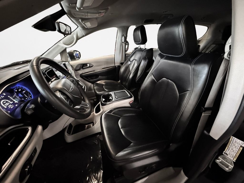 Used 2023 Chrysler Pacifica Touring-L image 11