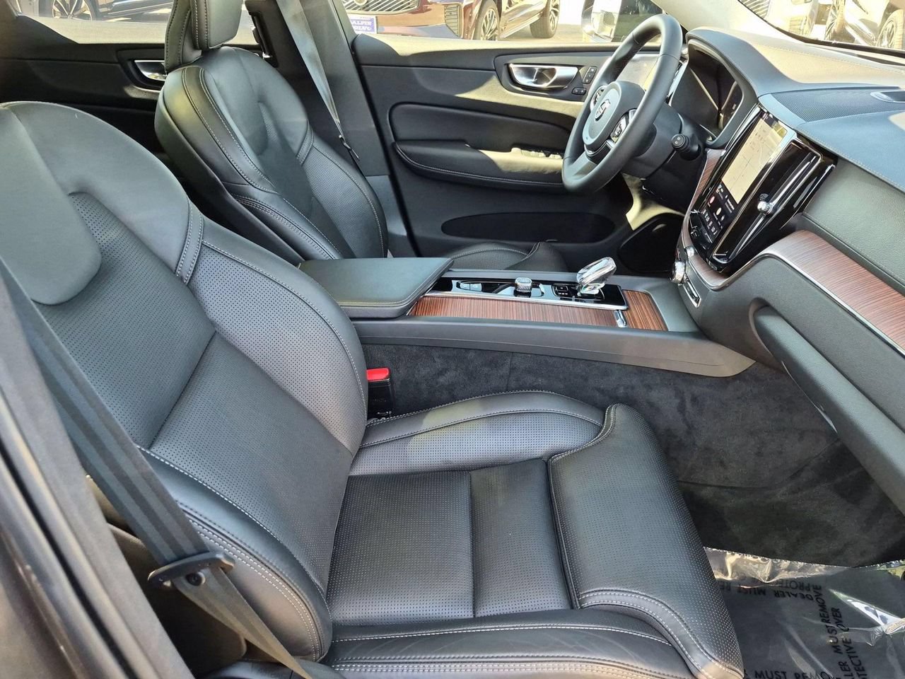 Certified 2024 Volvo XC60 B5 Ultimate w/ Protection Package Premier AWD/4WD image 27