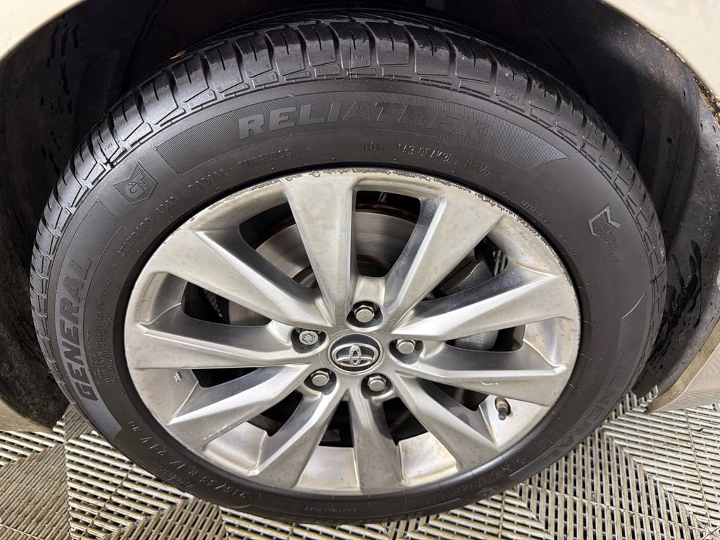 Used 2015 Toyota Camry XLE w/ Moonroof Package FWD image 13