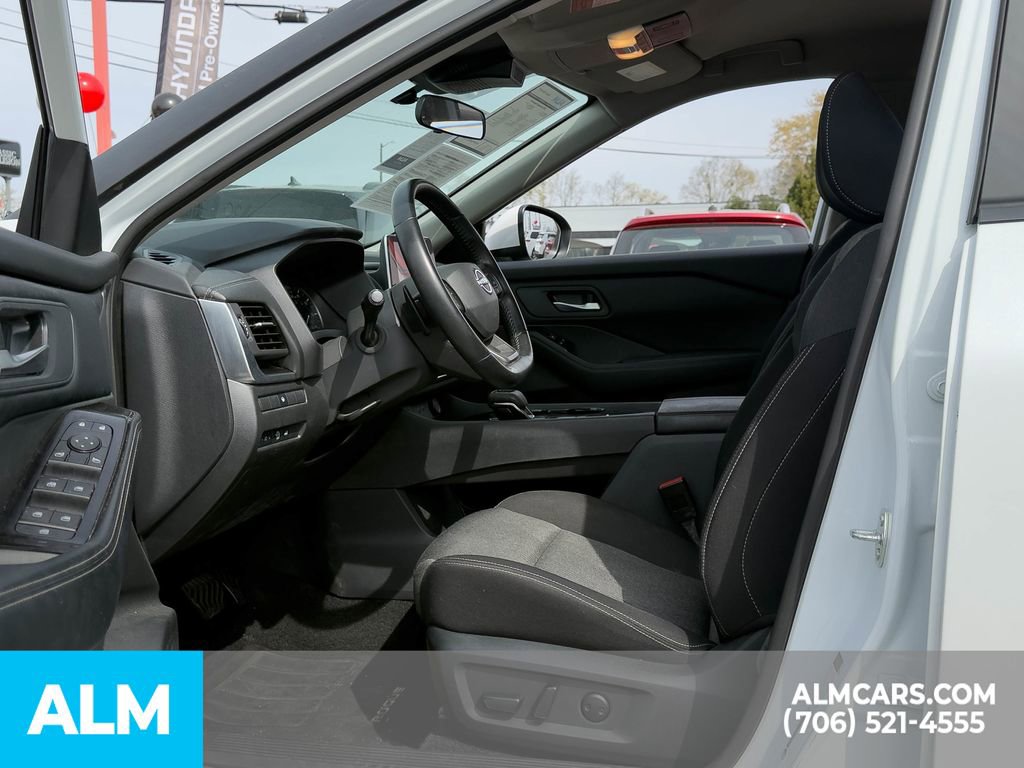 Used 2025 Nissan Rogue SV image 6