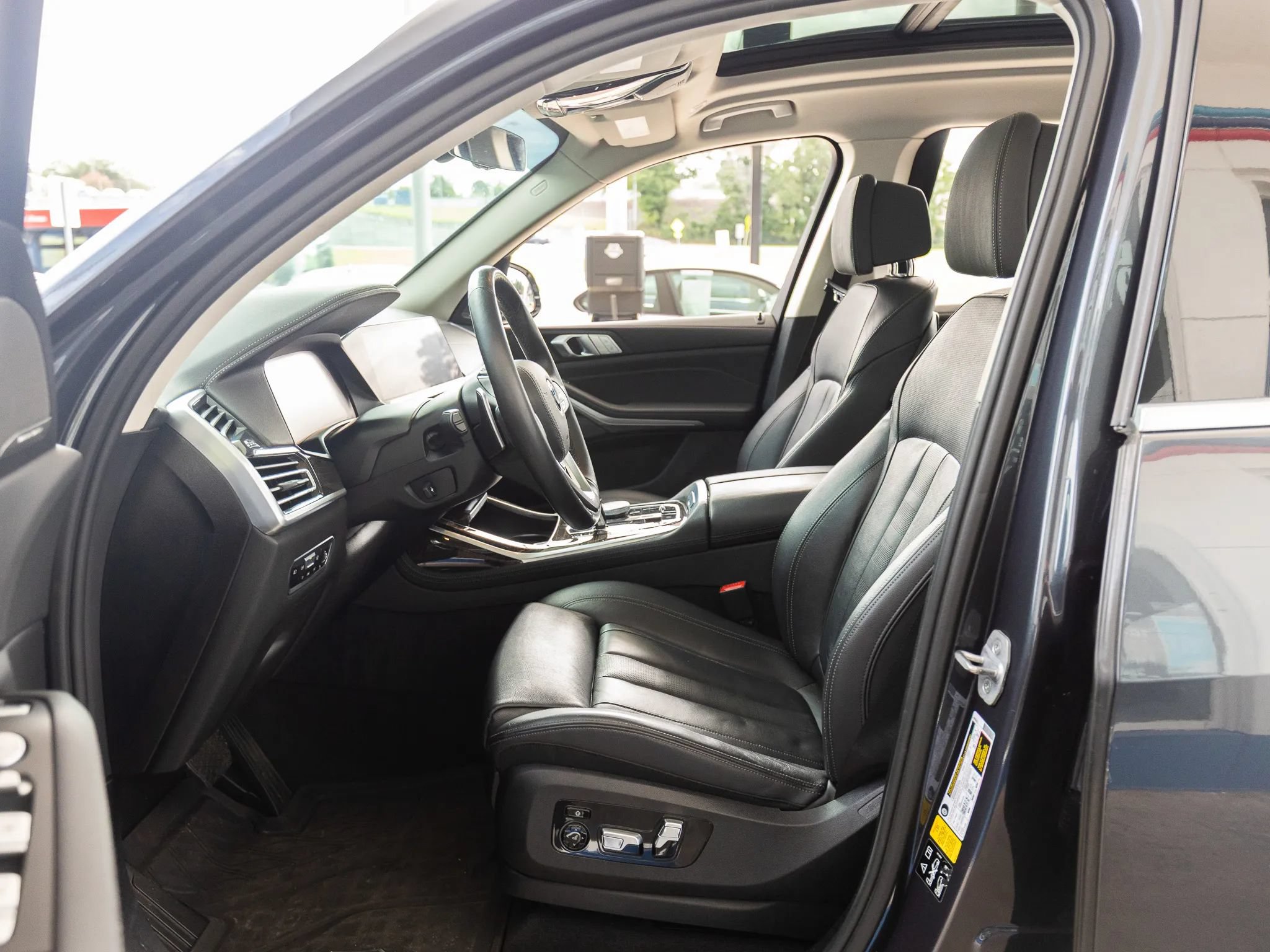 Used 2022 BMW X7 xDrive40i w/ Premium Package AWD/4WD image 17