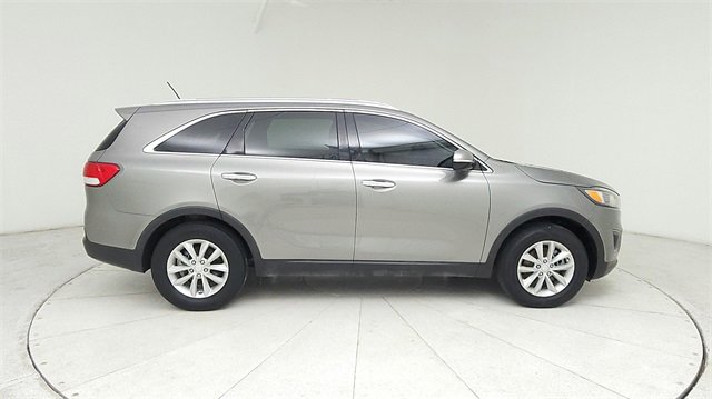 Used 2017 Kia Sorento LX image 4