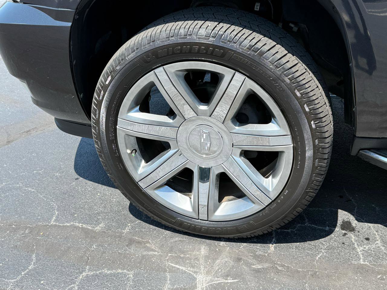 Used 2010 Cadillac Escalade Luxury AWD/4WD image 26