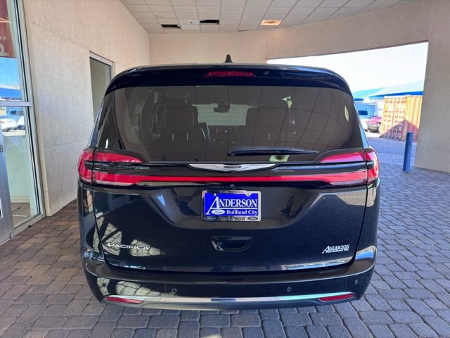 Used 2023 Chrysler Pacifica Touring-L FWD image 4
