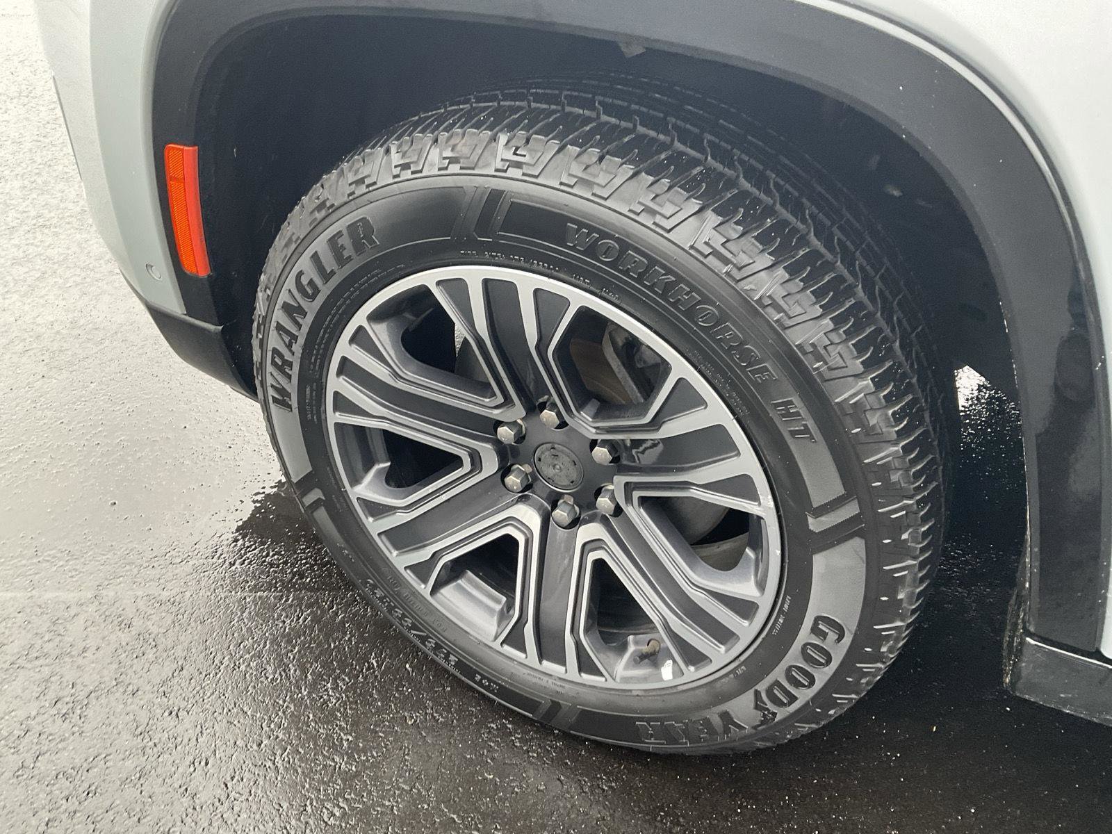 Used 2023 Jeep Wagoneer L Series II image 9