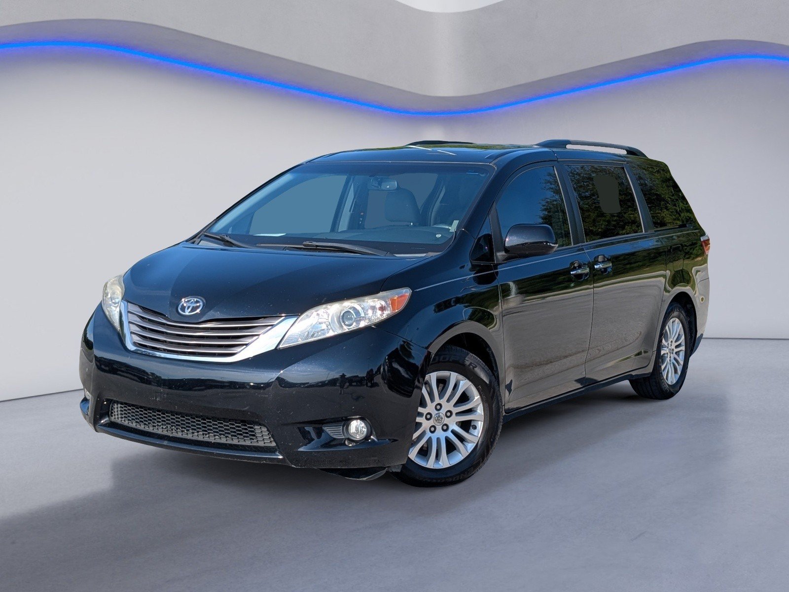 Used 2015 Toyota Sienna XLE FWD image 2