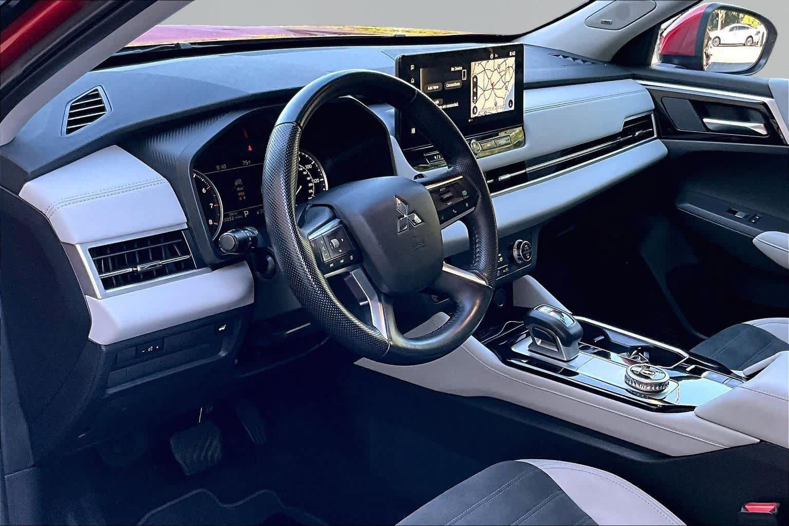 Used 2025 Mitsubishi Outlander SE FWD image 18