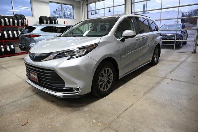 Used 2023 Toyota Sienna XLE w/ XLE Plus Package image 8