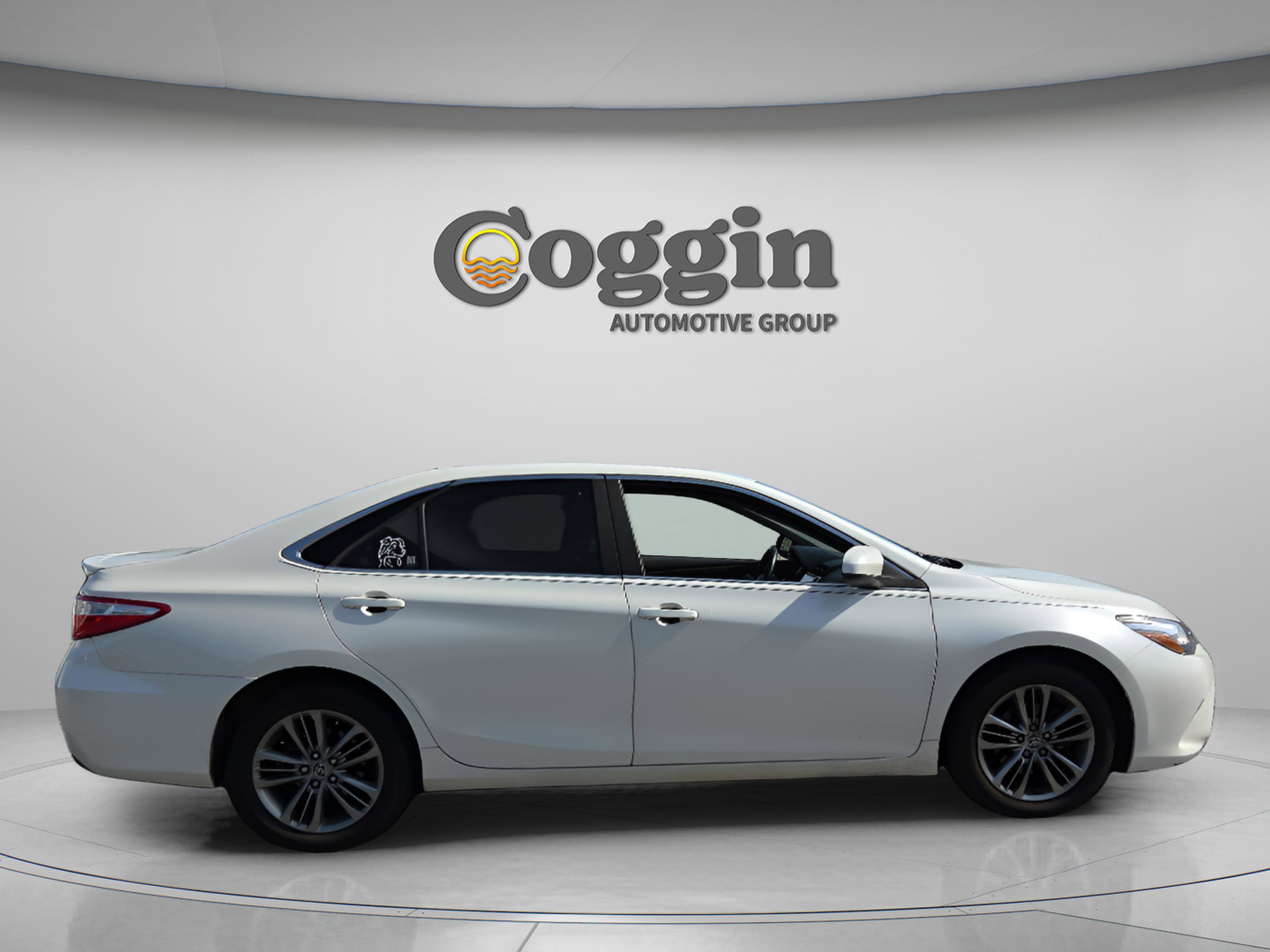 Used 2015 Toyota Camry SE w/ Moonroof Package FWD image 6