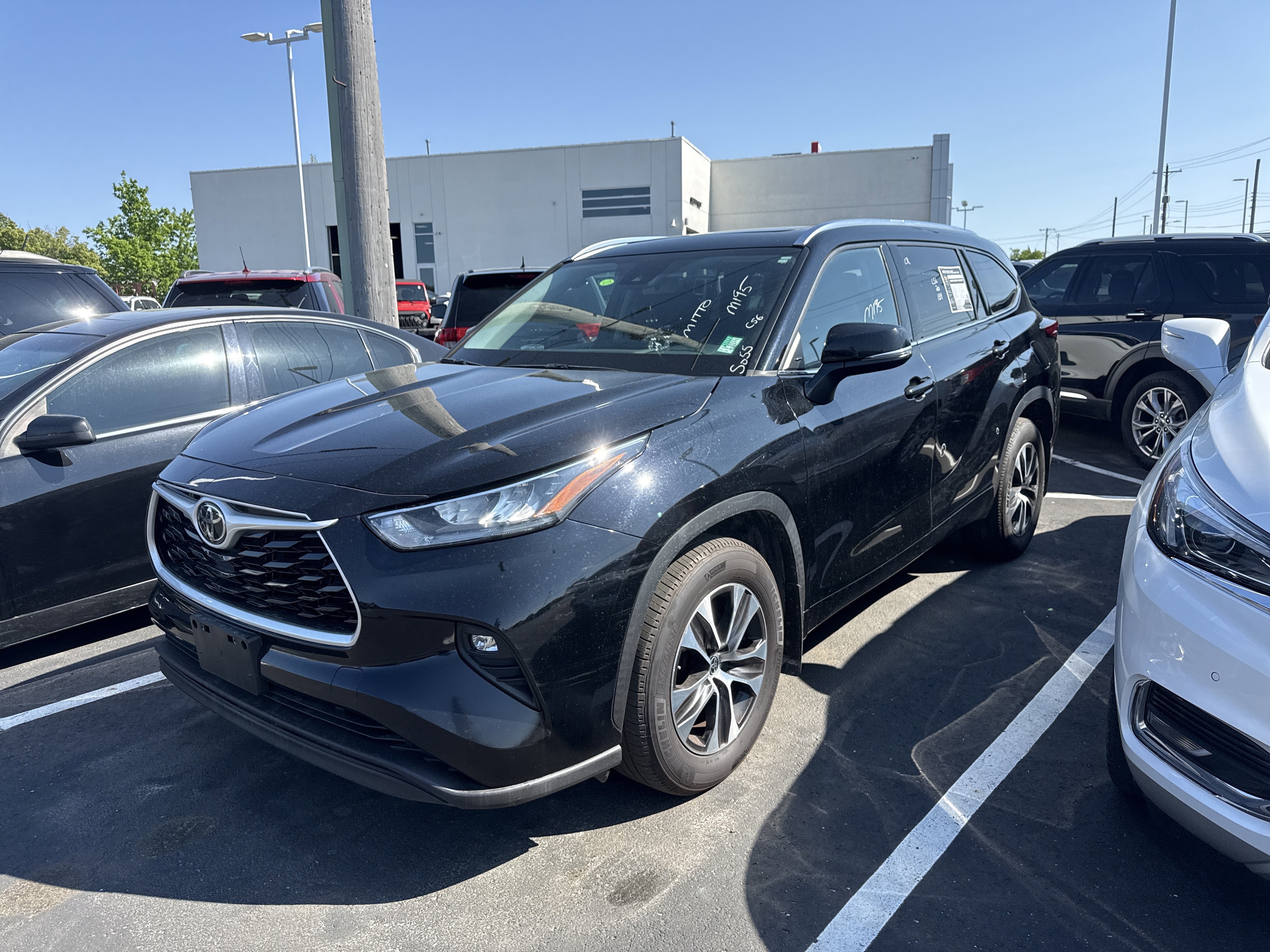 Used 2020 Toyota Highlander XLE AWD/4WD video 1