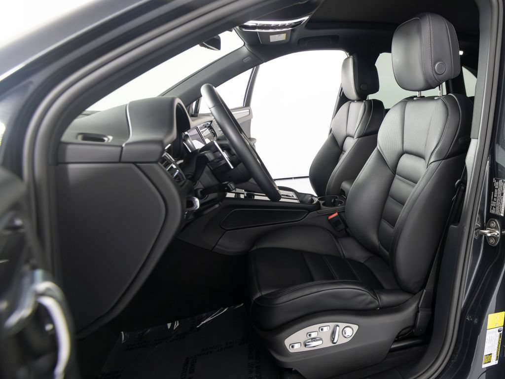 Certified 2026 Porsche Macan AWD/4WD image 16