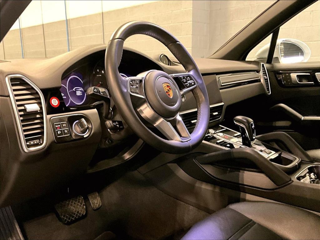 Certified 2023 Porsche Cayenne Platinum Edition image 4