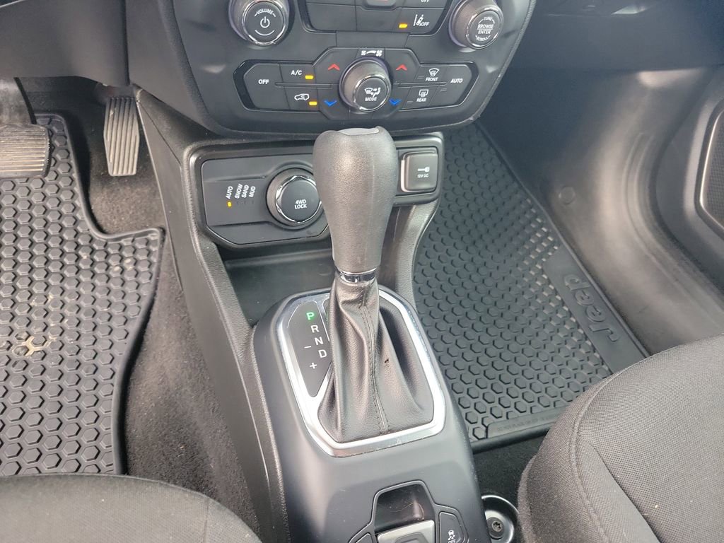 Used 2023 Jeep Renegade Latitude AWD/4WD image 25