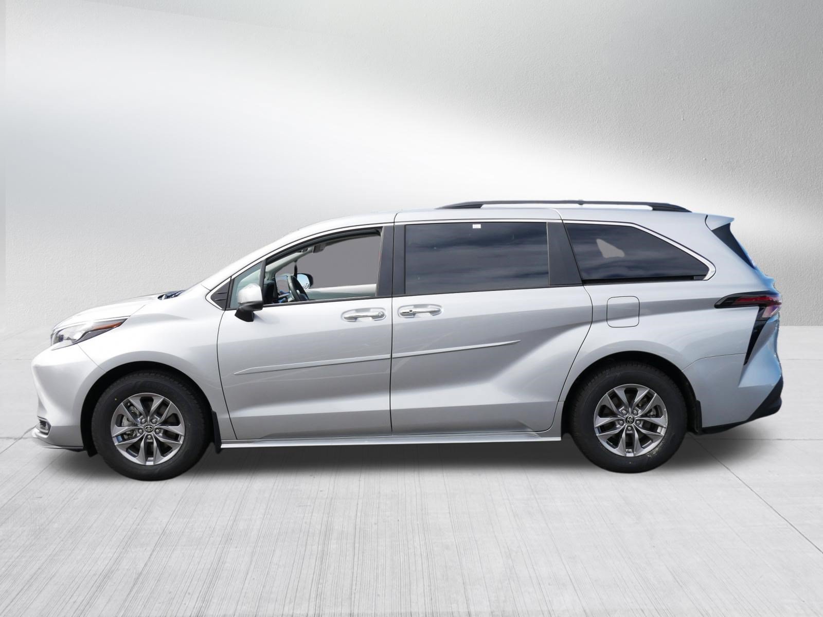 Used 2025 Toyota Sienna XLE w/ XLE Plus Package AWD/4WD image 4