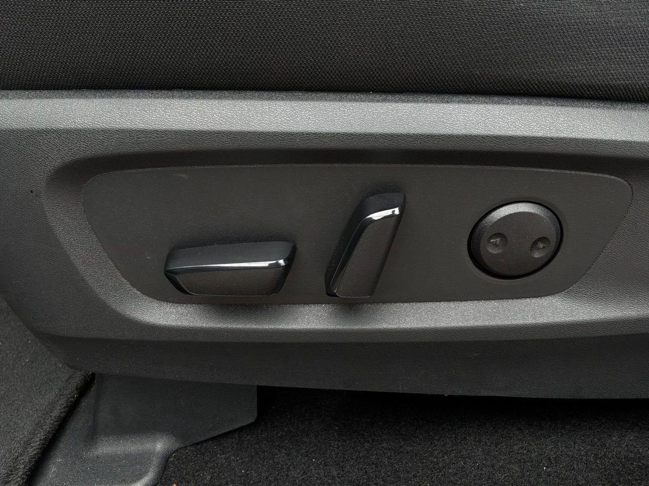 Used 2025 Nissan Pathfinder SV image 11