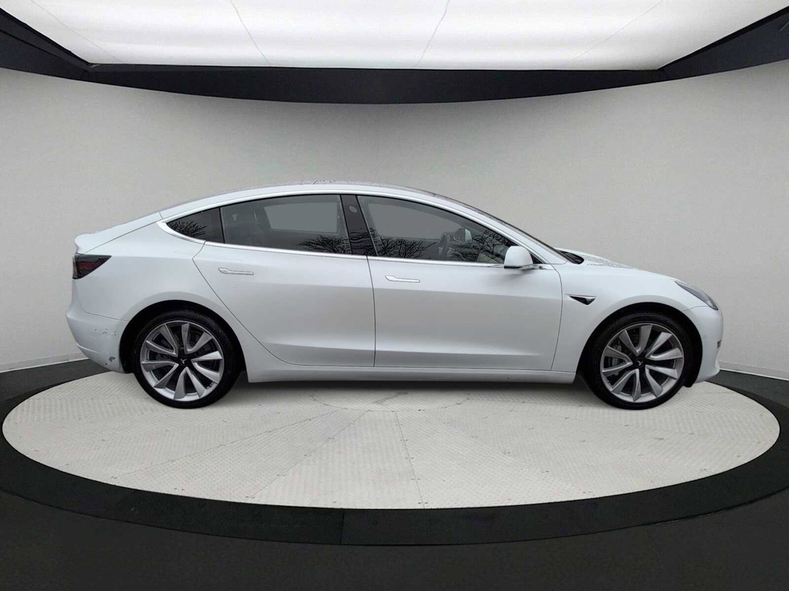 Used 2019 Tesla Model 3 Standard Range Plus image 9