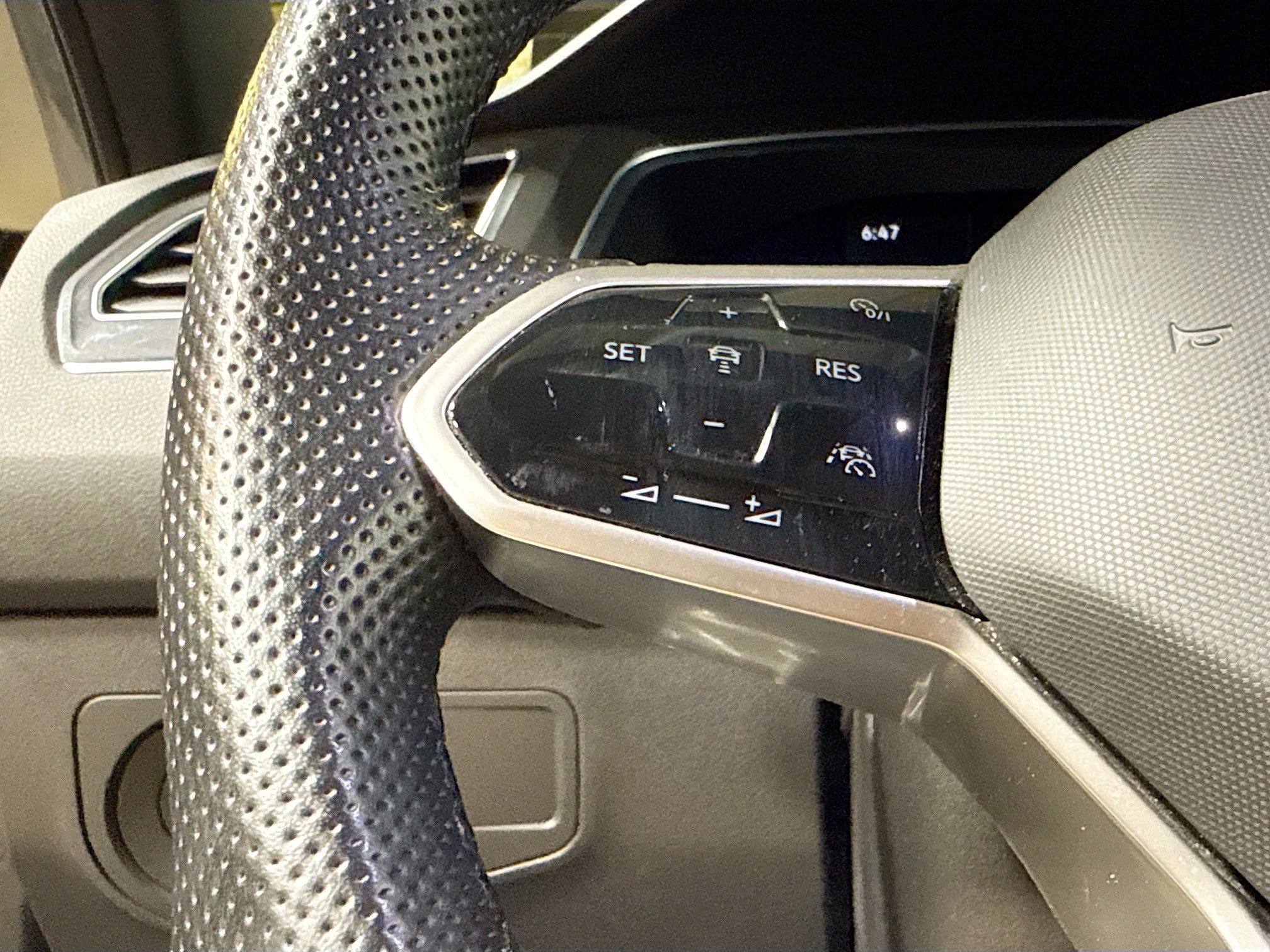 Used 2022 Volkswagen Tiguan SE R-Line image 39