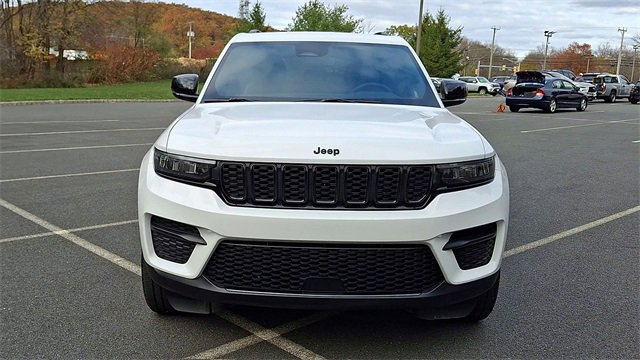 Used 2024 Jeep Grand Cherokee Altitude image 3