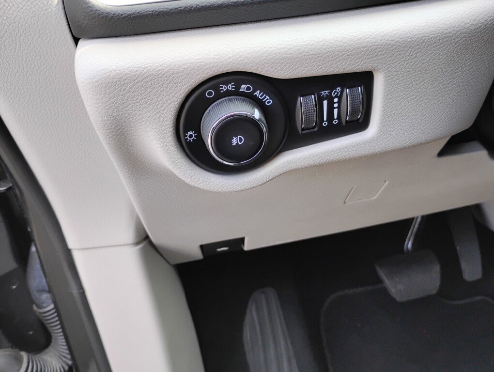 Used 2023 Chrysler Pacifica Touring-L FWD image 16