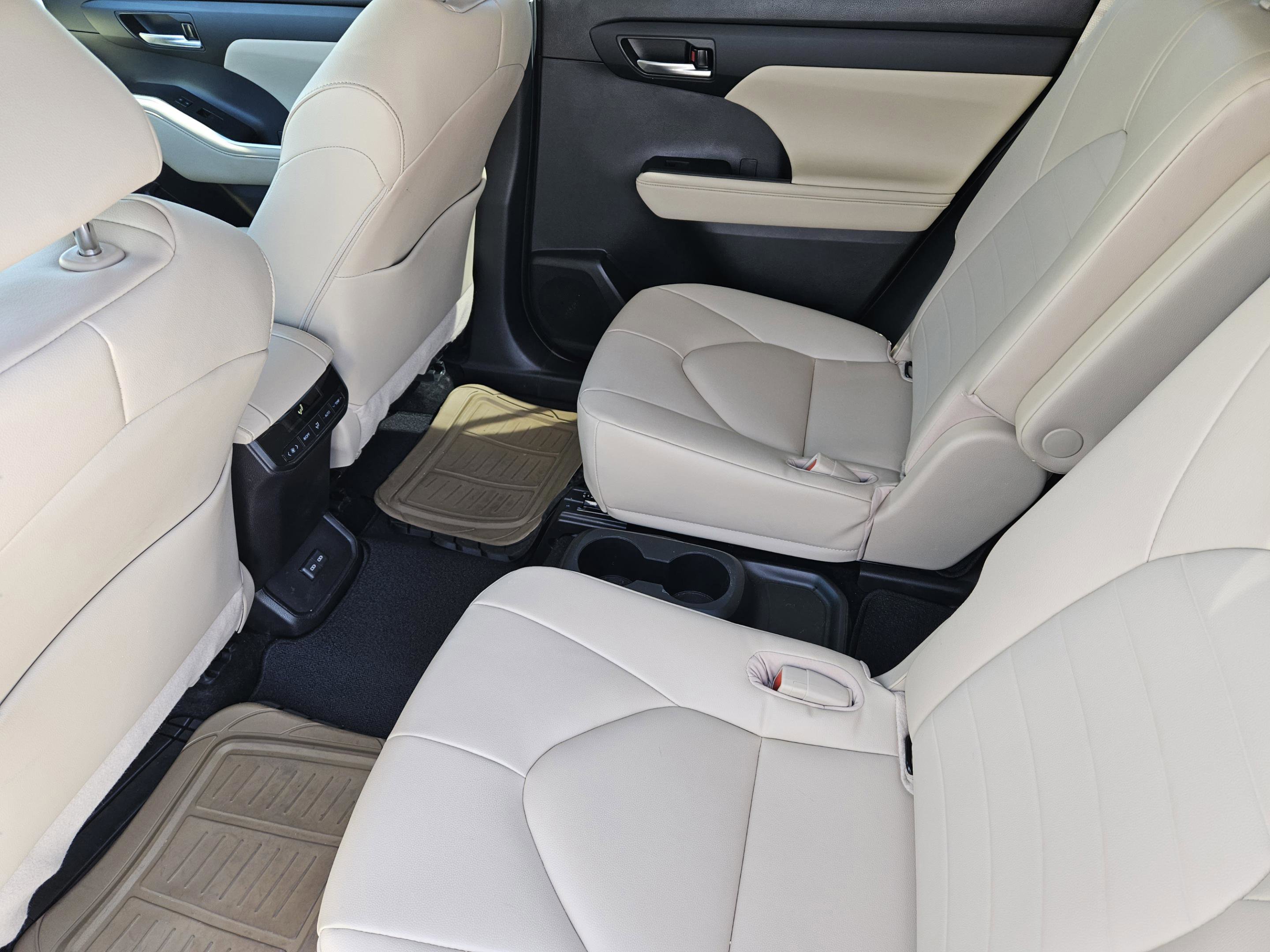 Used 2023 Toyota Highlander XLE image 30