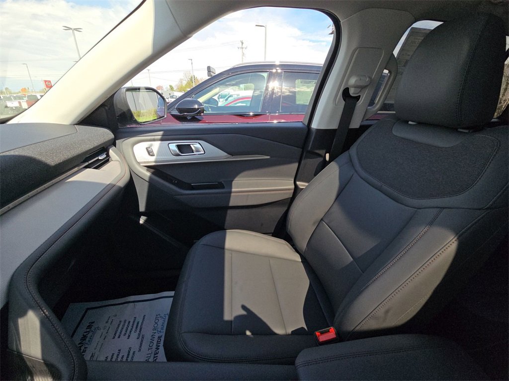 Used 2025 Ford Explorer Active w/ Active Comfort Package image 12