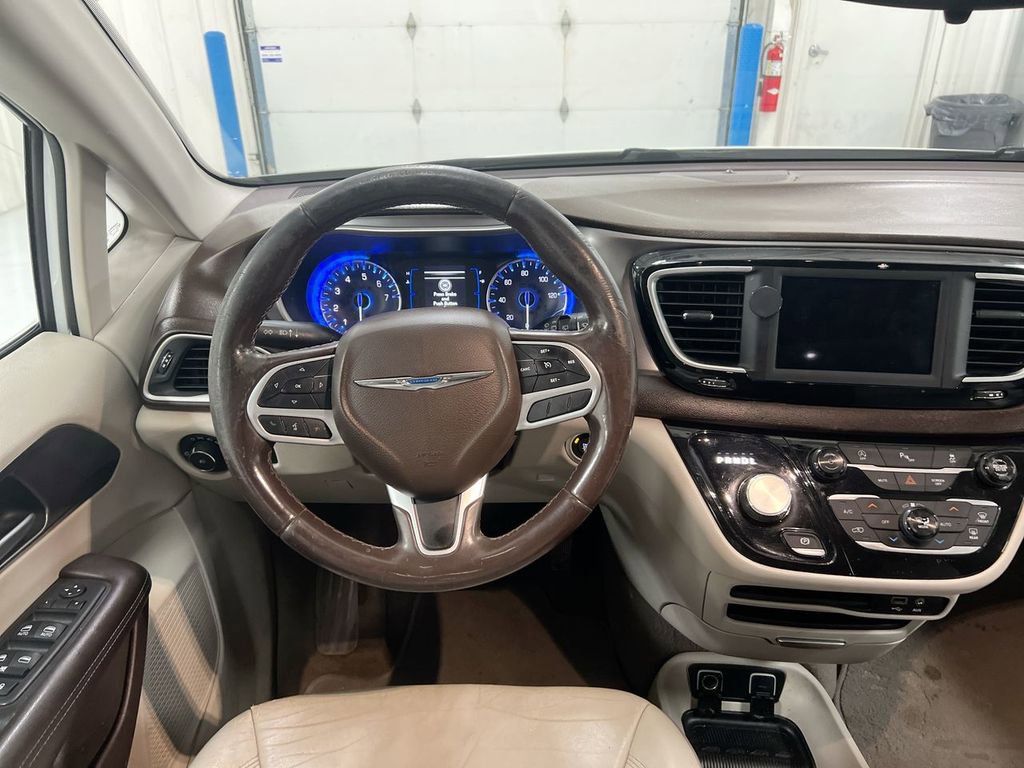 Used 2018 Chrysler Pacifica Touring-L FWD image 11