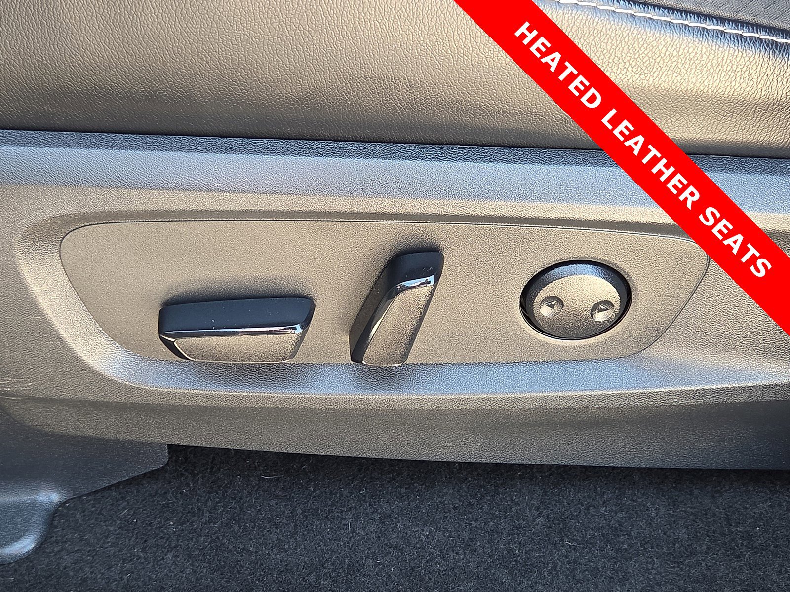 Used 2023 Nissan Pathfinder SL w/ Black Appearance Package AWD/4WD image 16