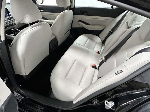 Used 2025 Nissan Altima 2.5 SV image 8