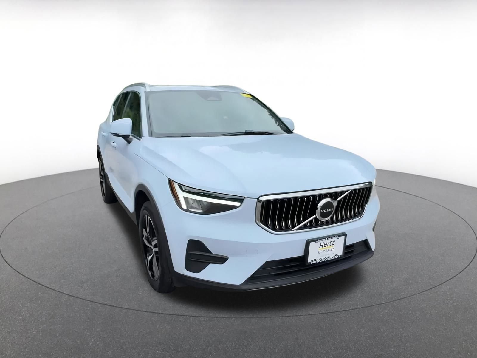 Used 2024 Volvo XC40 B5 Core image 3