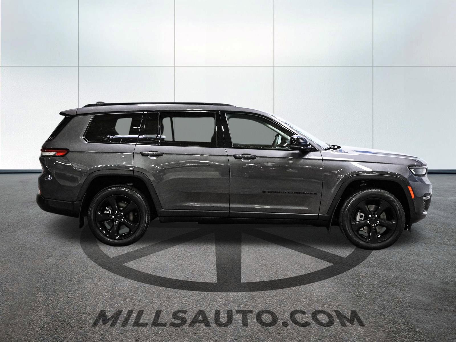 Used 2023 Jeep Grand Cherokee L Limited w/ Black Appearance Package image 9