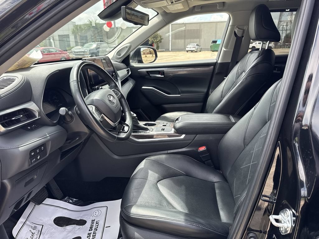 Used 2024 Toyota Highlander Platinum FWD image 13