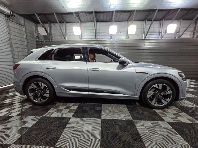 Used 2022 Audi e-tron Premium Plus image 9