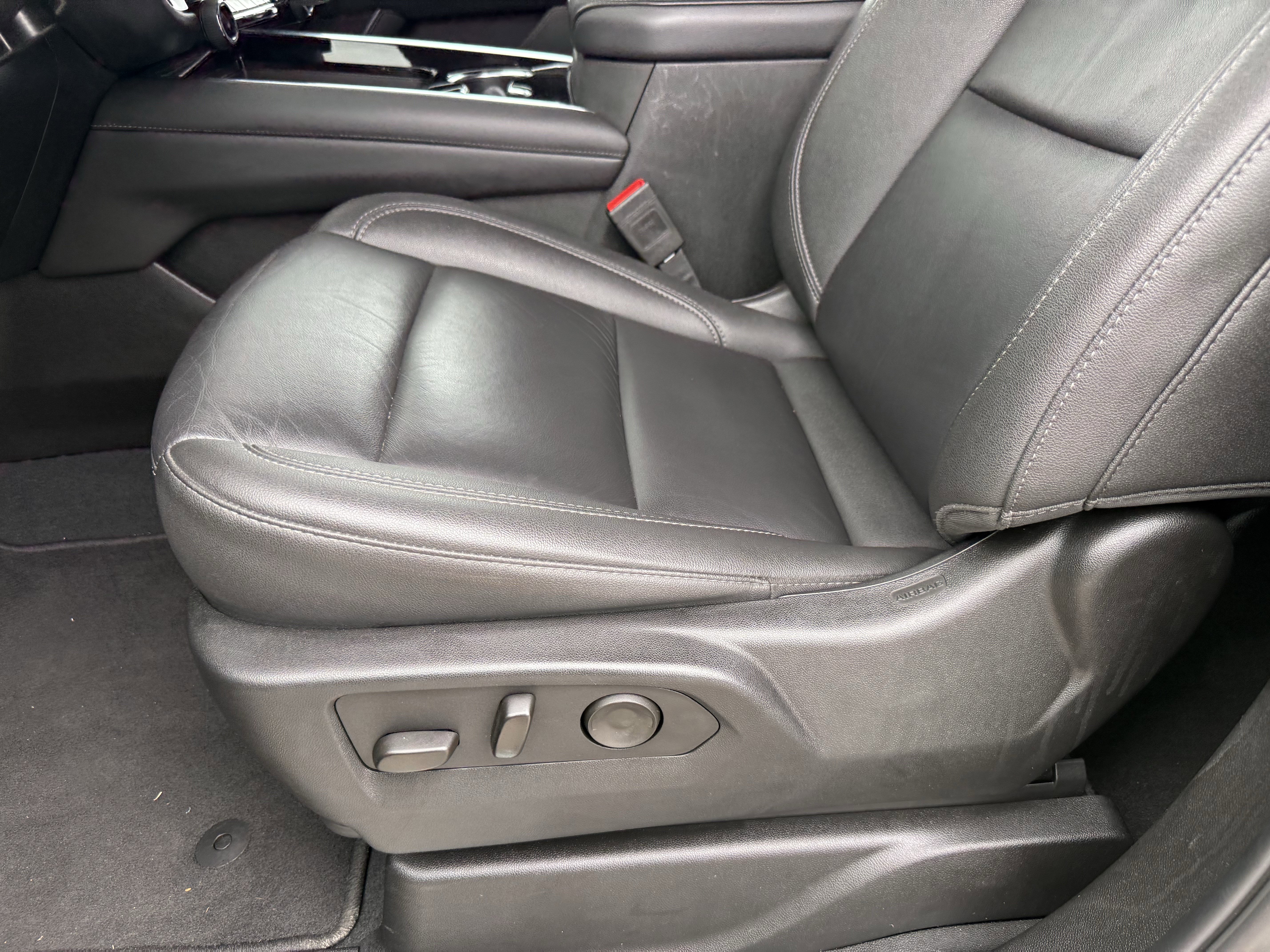 Used 2025 Chevrolet Suburban Z71 image 28