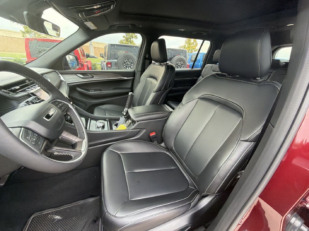Used 2025 Jeep Grand Cherokee L Limited w/ Black Appearance Package AWD/4WD image 8