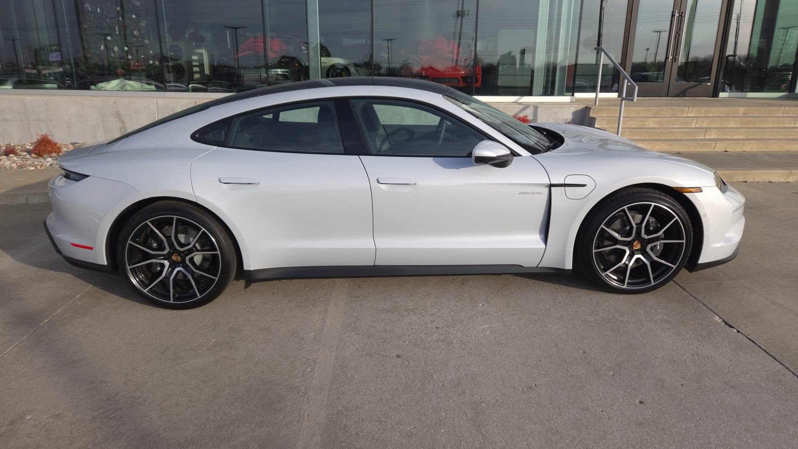 Used 2025 Porsche Taycan RWD image 8