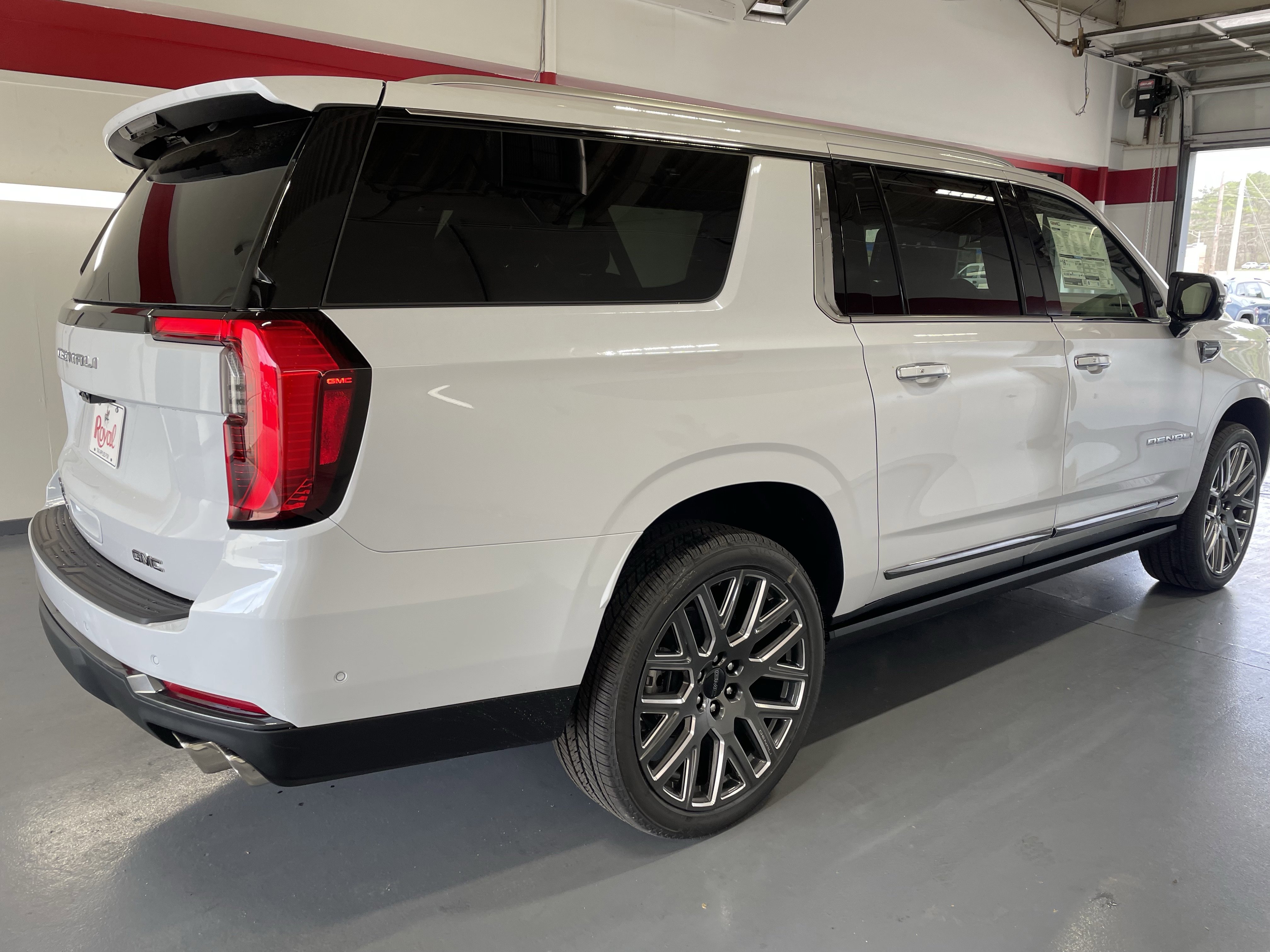 New 2026 GMC Yukon XL Denali Ultimate w/ LPO, Floor Liner Package image 4