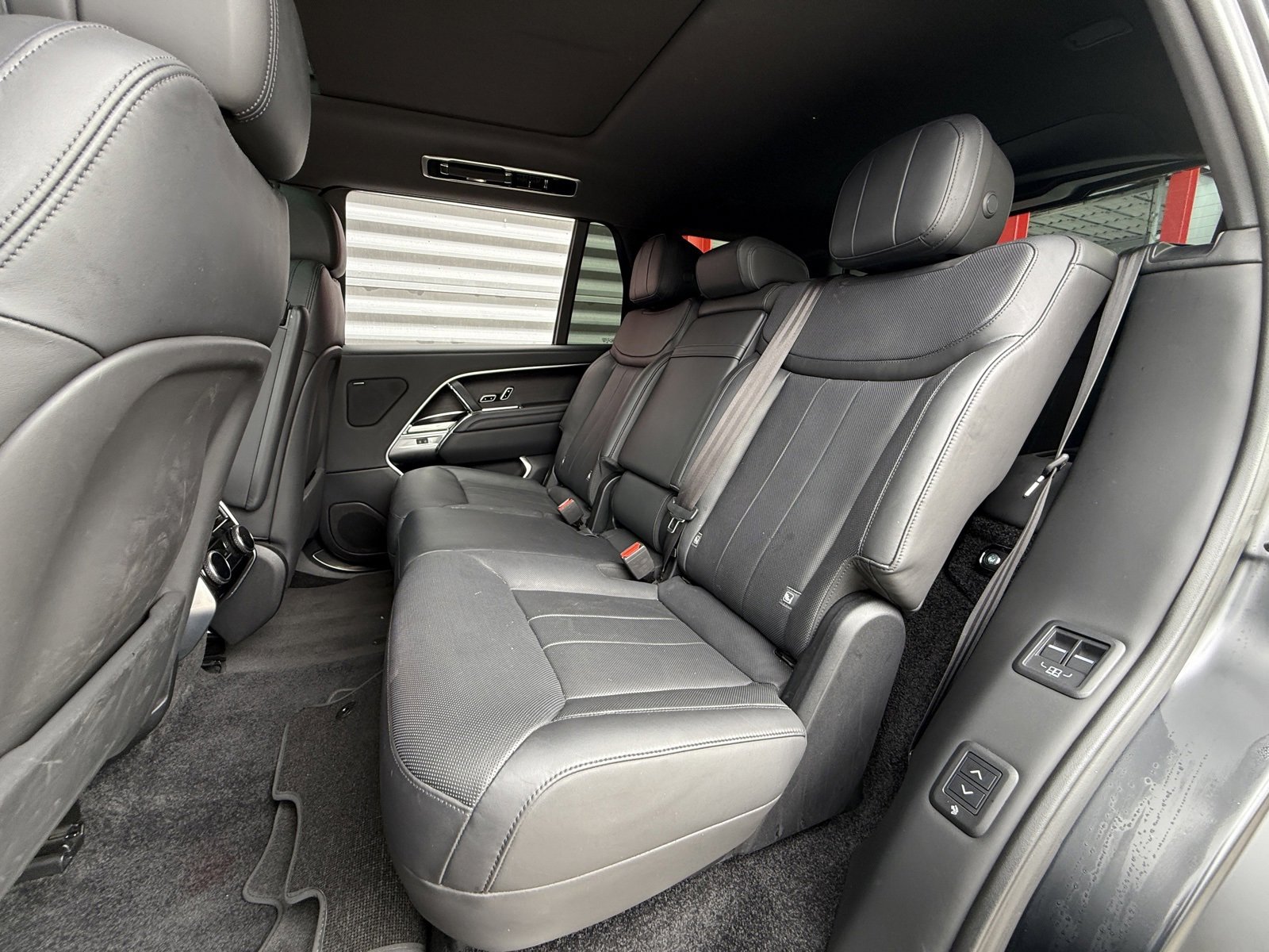 Used 2023 Land Rover Range Rover Long Wheelbase SE image 13