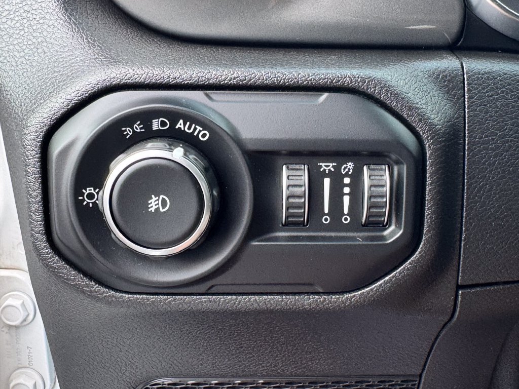 Used 2021 Jeep Wrangler Unlimited Sahara w/ Uconnect 4C Nav & Sound Group AWD/4WD image 32