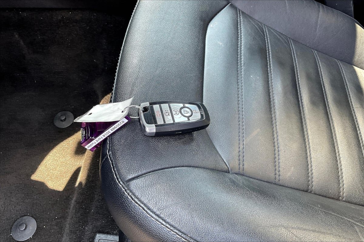 Used 2018 Ford Fusion SE w/ Fusion SE Technology Package FWD image 11