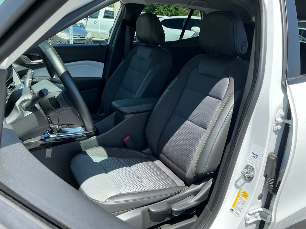 Used 2025 Chevrolet Trax LT w/ LT Convenience Package FWD image 25