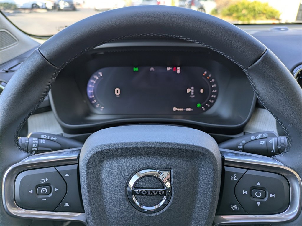 Used 2026 Volvo XC40 B4 Core image 37