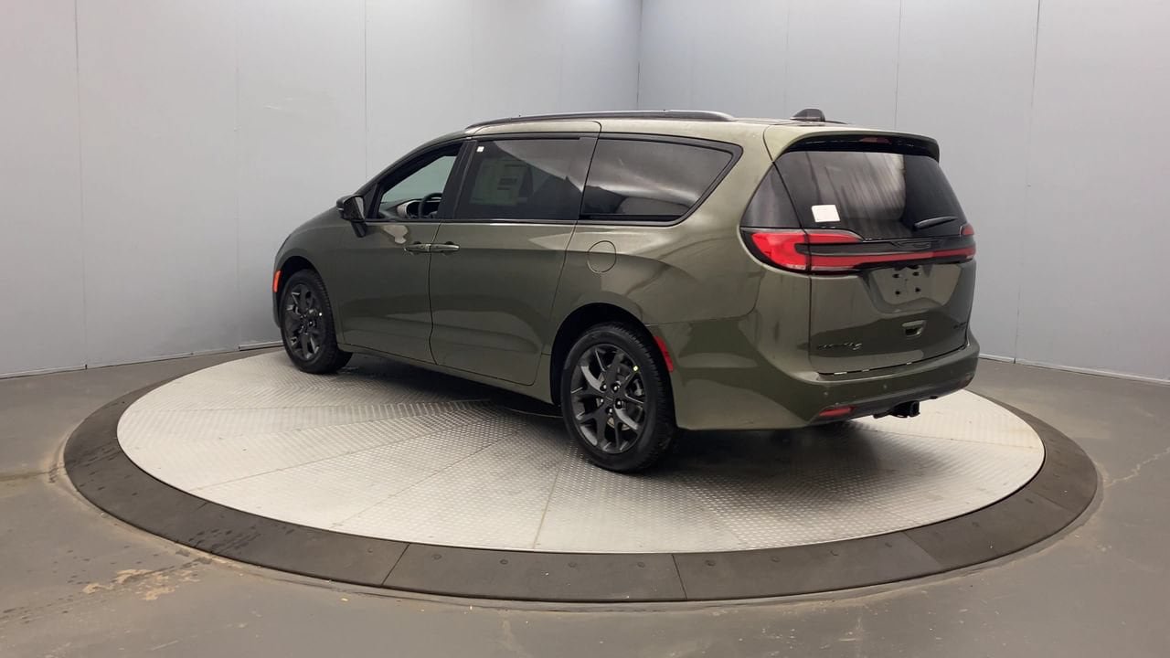 New 2027 Chrysler Pacifica Limited AWD/4WD image 3