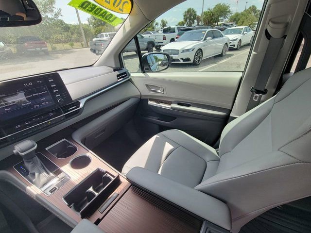 Used 2022 Toyota Sienna XLE FWD image 3