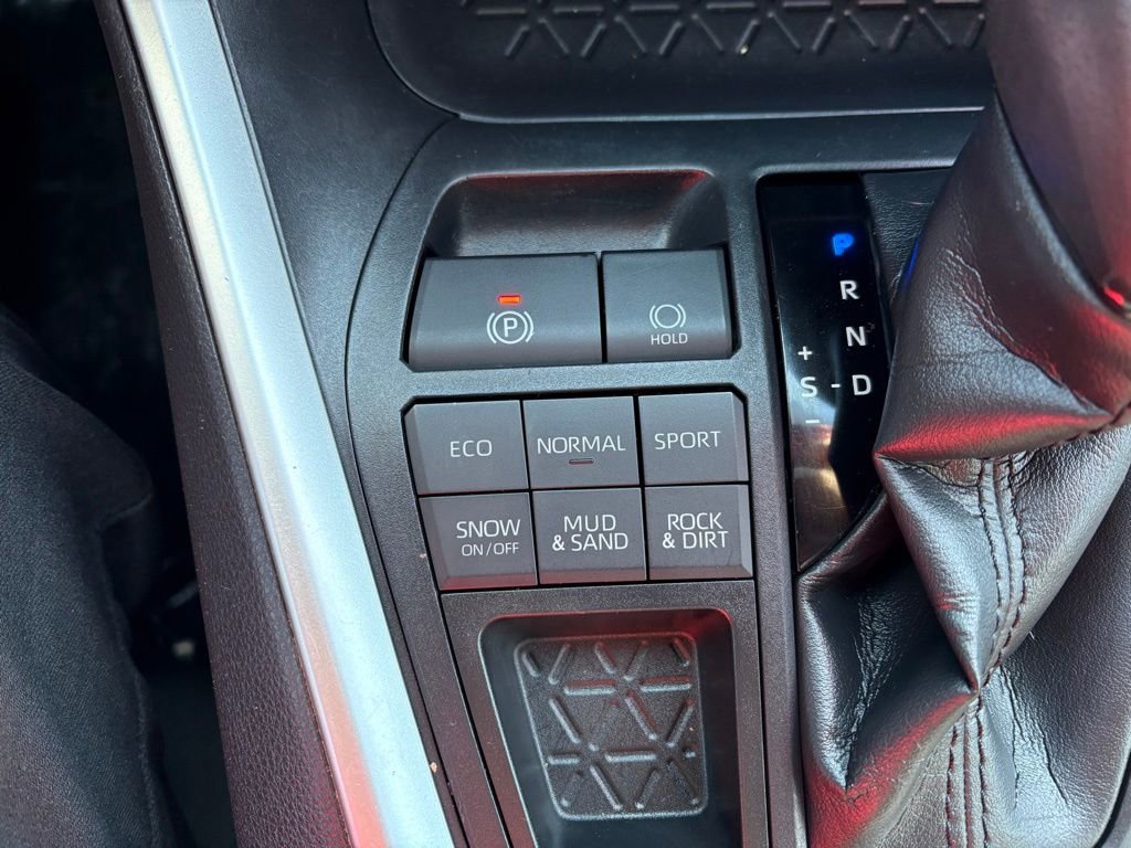 Used 2019 Toyota RAV4 LE w/ Carpet Mat Package image 27