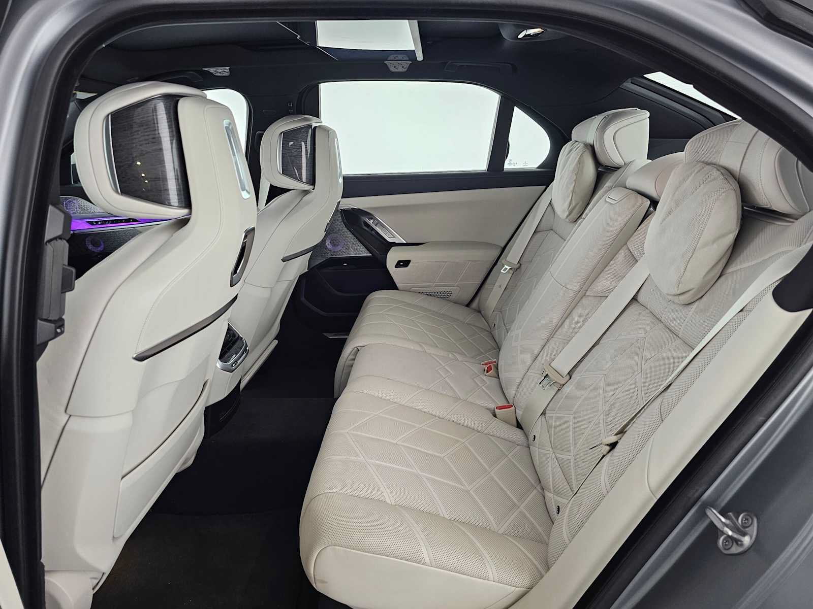 Used 2023 BMW 760i xDrive AWD/4WD image 16